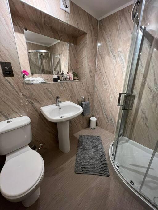 Delightful, 3 Bedroom House With Garden. Apartment