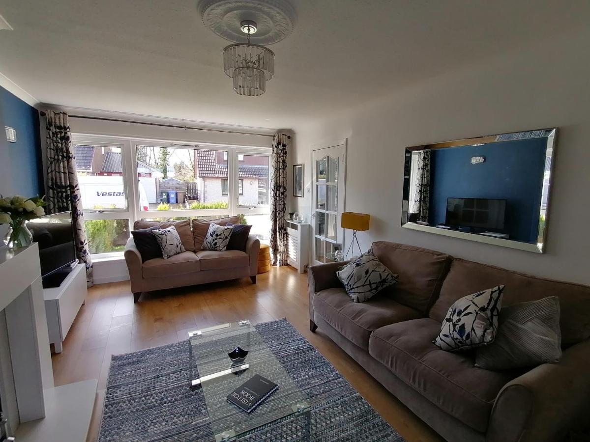 Delightful, 3 Bedroom House With Garden. Apartment *