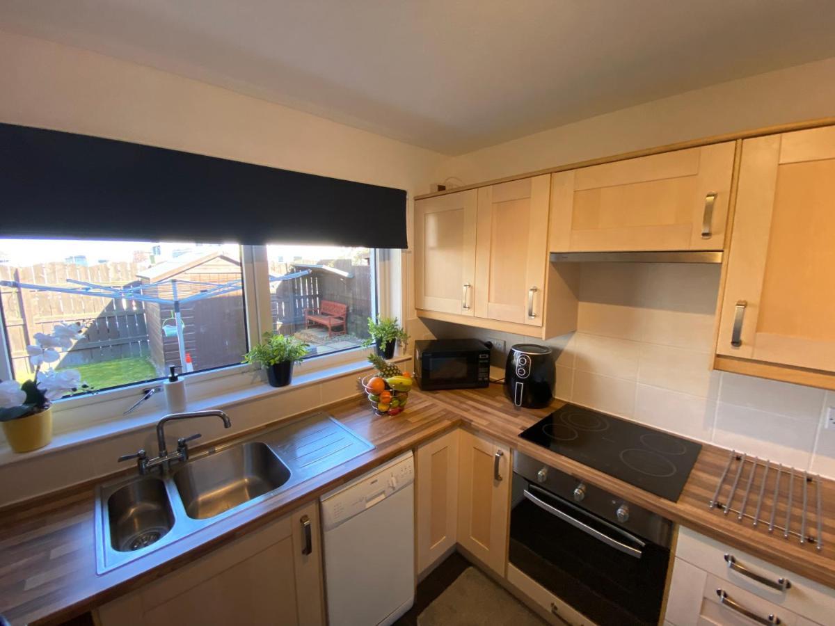 Delightful, 3 Bedroom House With Garden & Free Parking Apartment *