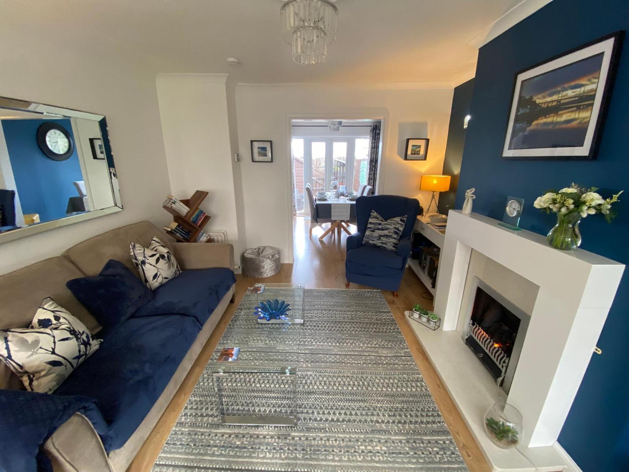 Apartment Delightful, 3 Bedroom House With Garden & Free Parking *